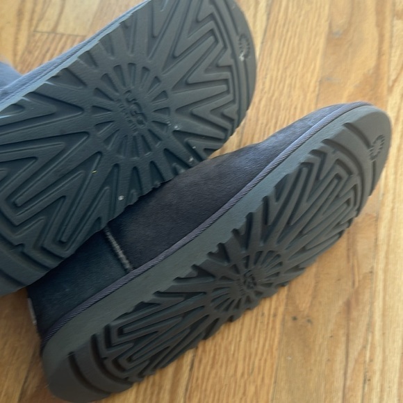 Ugg 6 grey Bailey boot with side button shearling interior, great pre owned cond - Picture 7 of 8